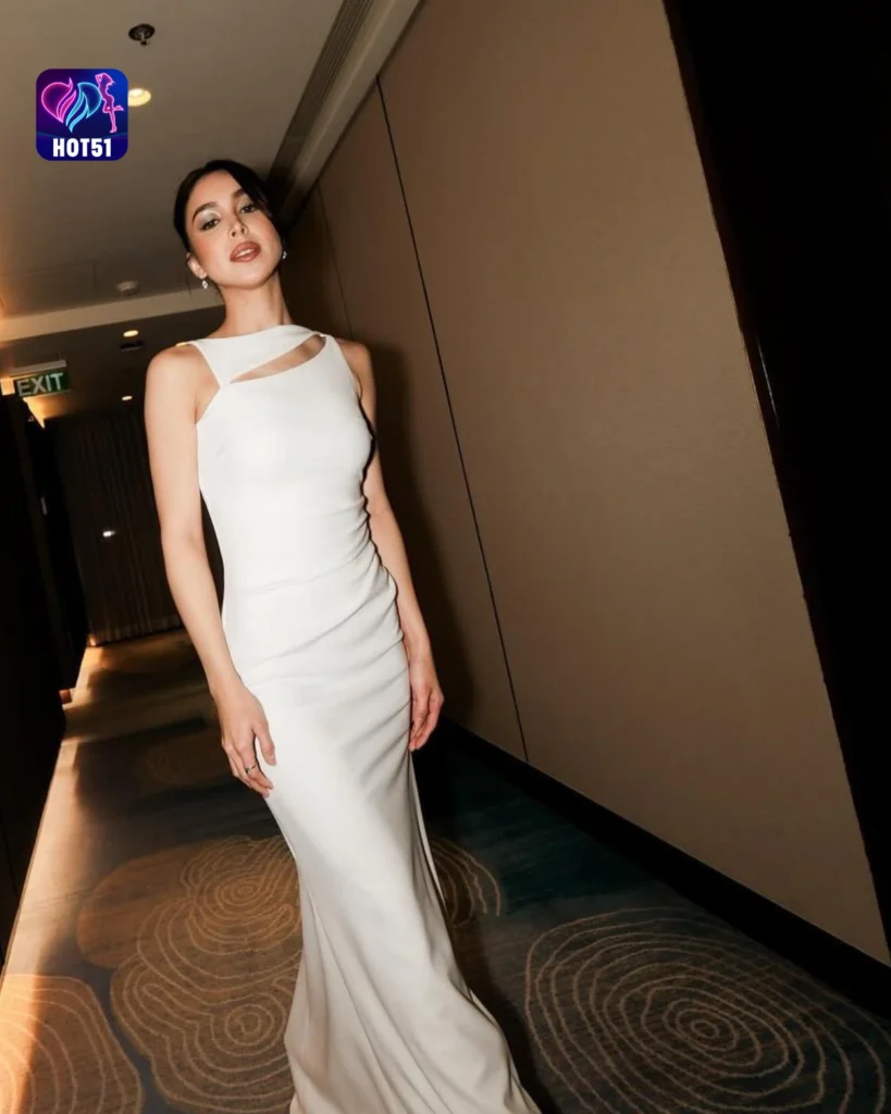  Magagandang Larawan ni Julia Barretto sa HOT51 Platform