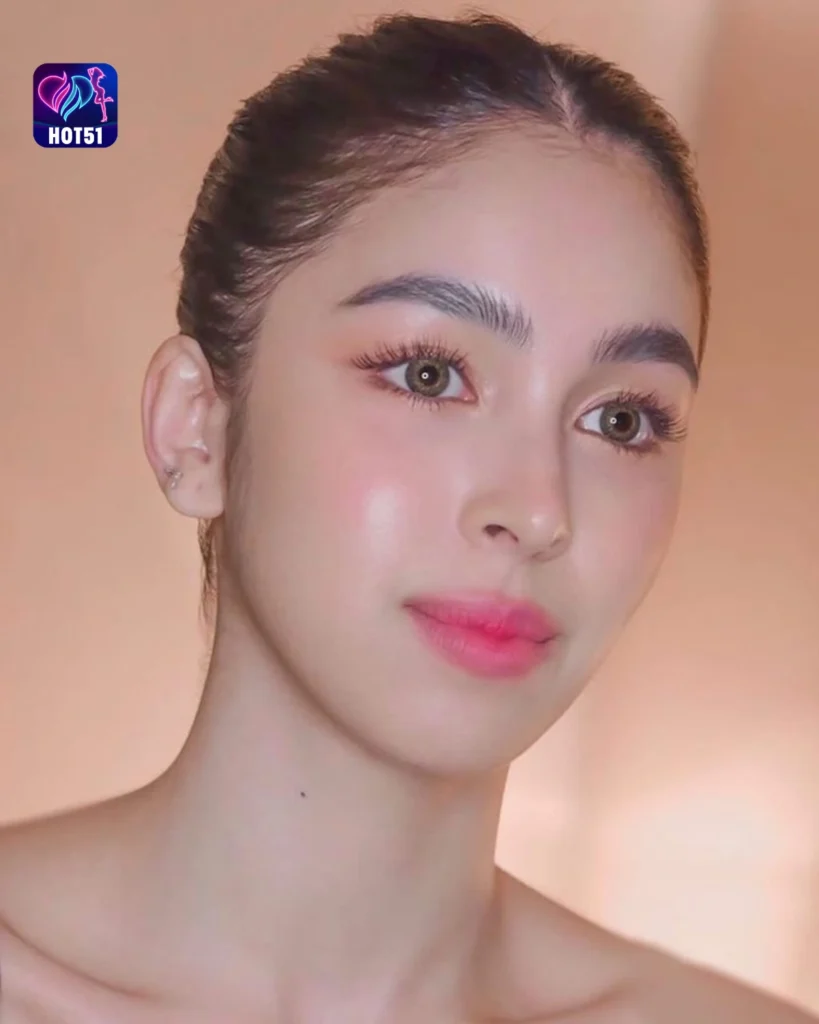  Mga Magagandang Larawan ni Julia Barretto sa HOT51